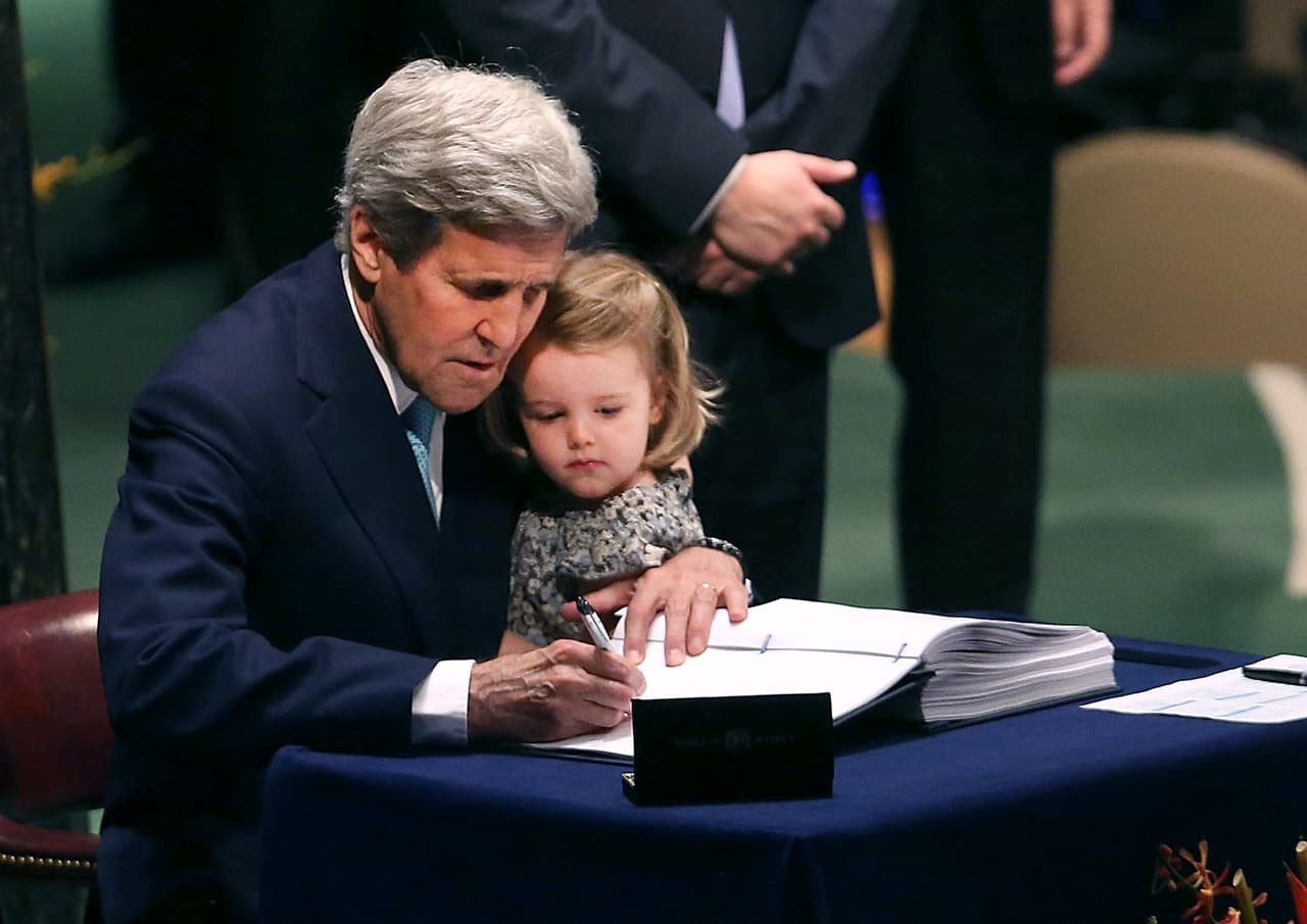 La foto: John Kerry firma con su nieta el Acuerdo de París contra el cambio climático