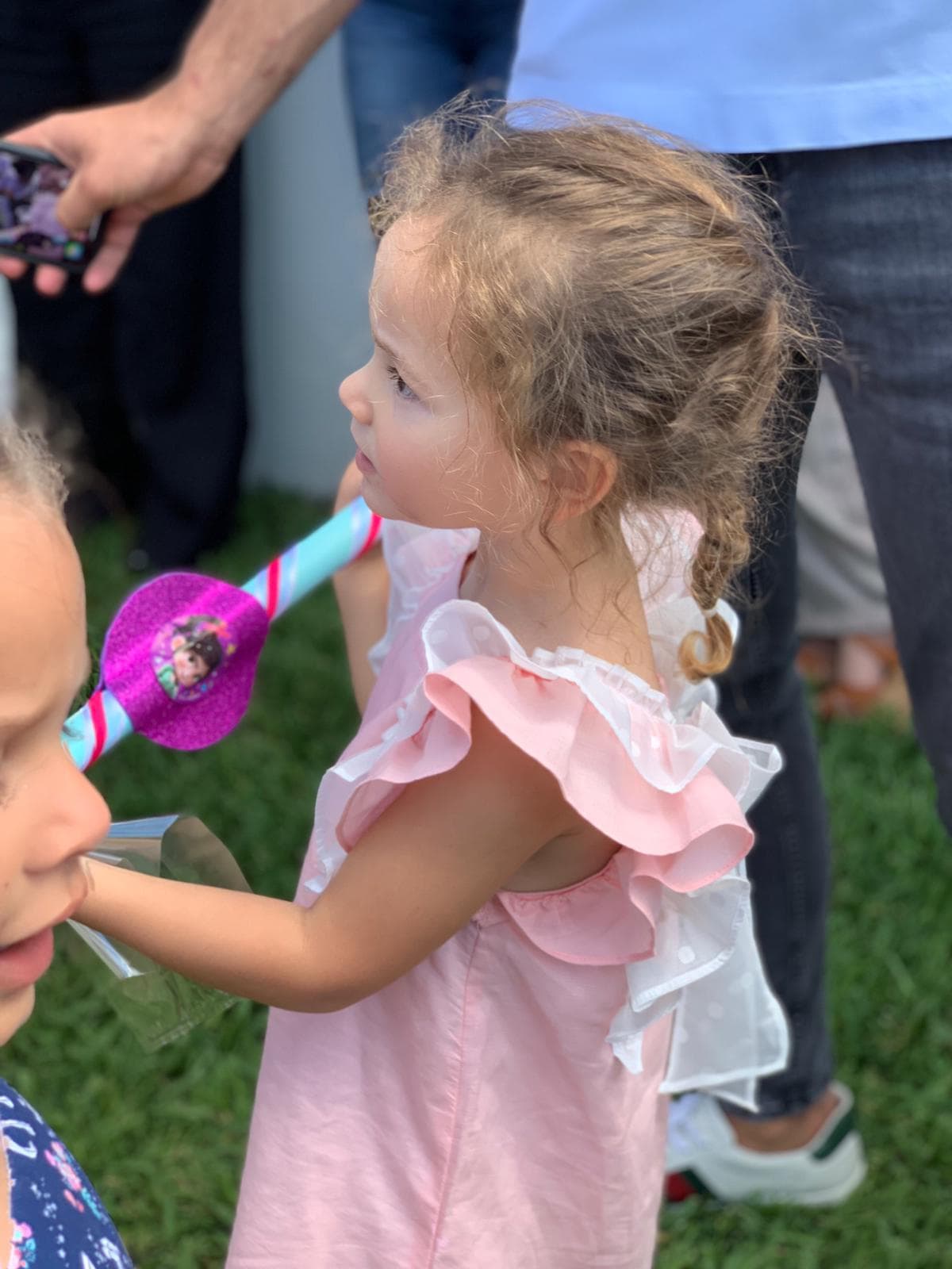 Como es tradición, los niños jugaron con la piñata y Alana fue la que gozó más el momento.
<br>
