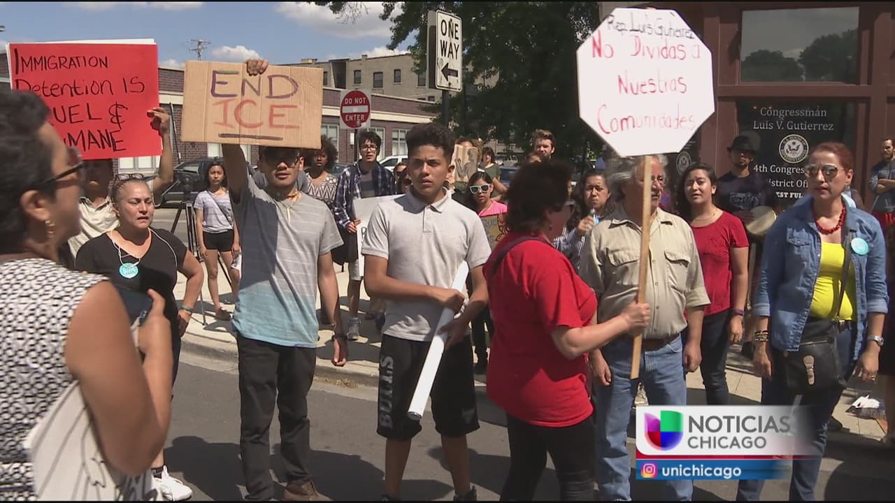 Activistas en Chicago se encadenan para reclamar fin de deportaciones