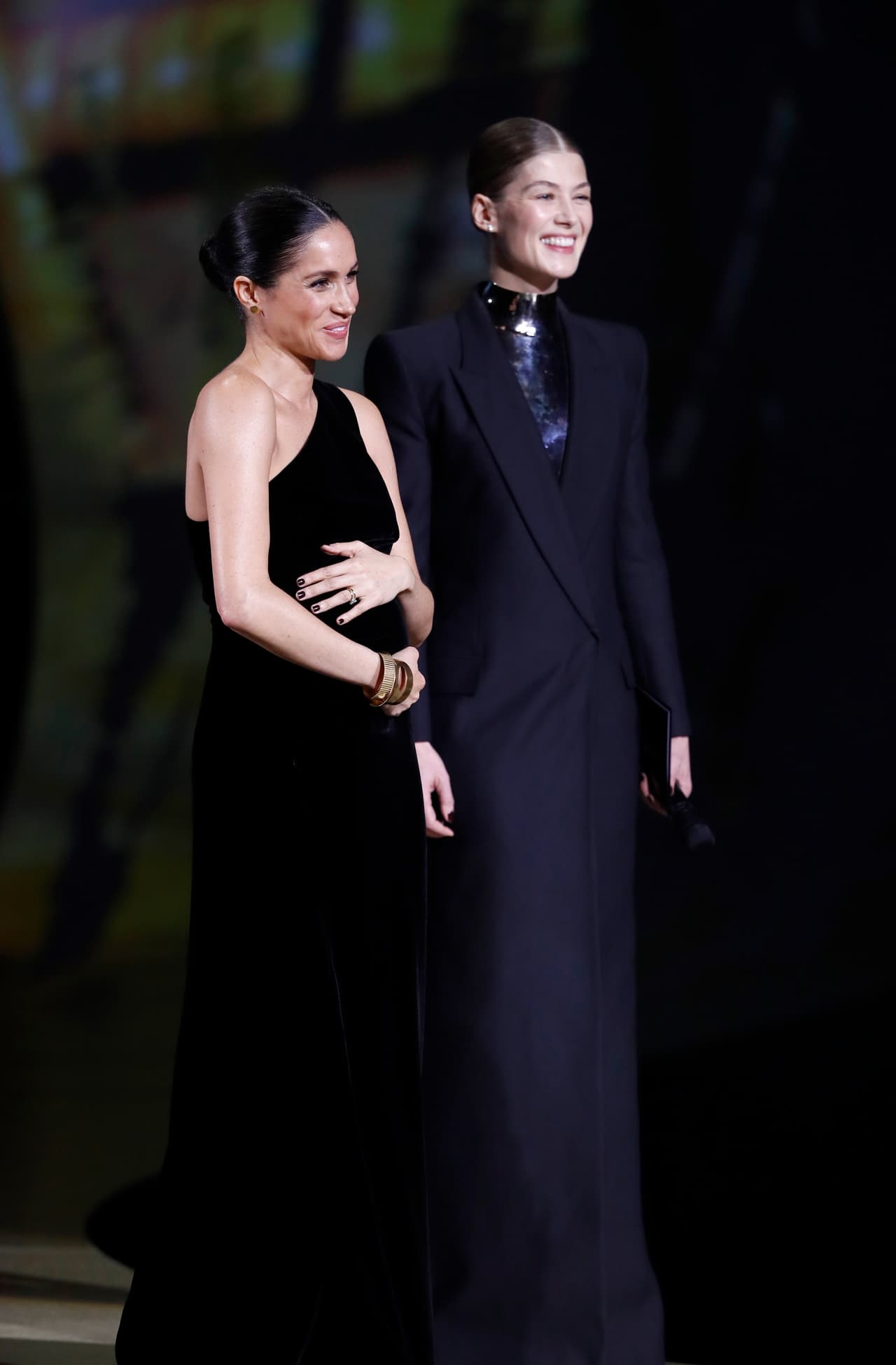 Sin embargo, más allá del gesto, la postura de Meghan 'ayudó' a los fotógrafos a obtener imágenes perfectamente encuadradas de la duquesa. Fotos que esta mañana lograron desviar la atención de la serie de artículos publicados sobre ella y los rumores de conflicto en el palacio, lo que le ganó el mote de 
<a href="https://www.marieclaire.com/celebrity/a25453634/meghan-markle-samantha-cohen-quits/">'La duquesa difícil'</a>.