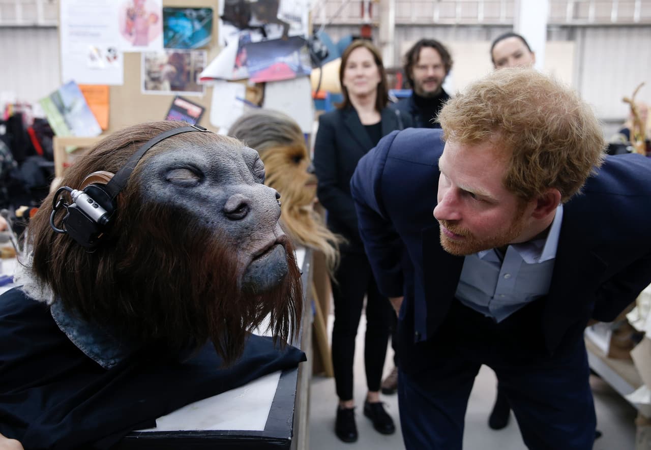 ¿A quién se te parece? Nunca sabremos qué pensó el príncipe Harry, quien dedicó un tiempo a ver las distintas máscaras que se utilizan en la cinta.