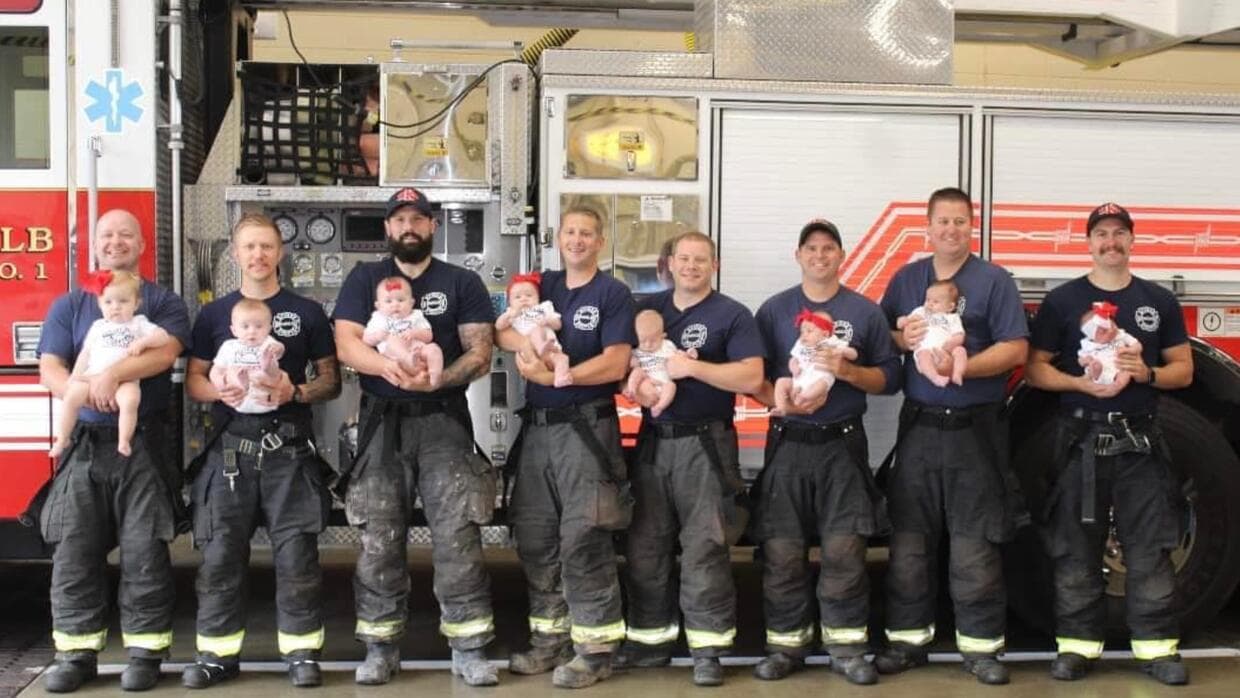 La imagen de los bebés y sus orgullosos papás del Departamento de Bomberos de DeKalb ha enternecido a las redes sociales.