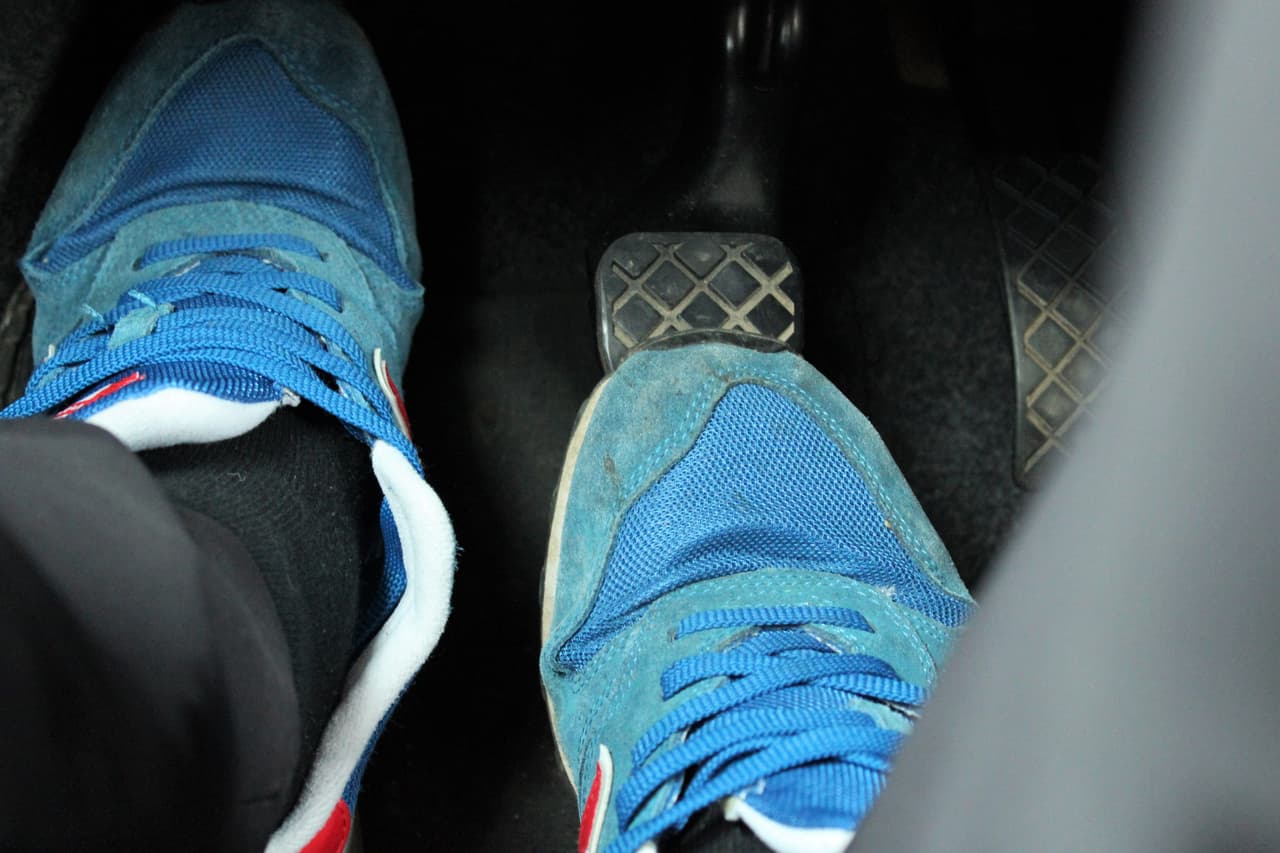 <b>Frenar solo con el pie derecho</b>
<br>Las frenadas con el pie izquierdo es para los pilotos de carreras profesionales, instructores y expertos. Es peligroso frenar con el pie izquierdo cuando no se tiene la experiencia necesaria.