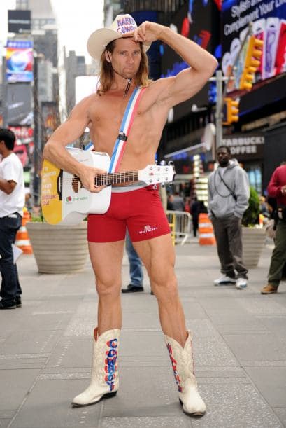 Pero hoy hizo un nuevo ajuste a su atuendo.