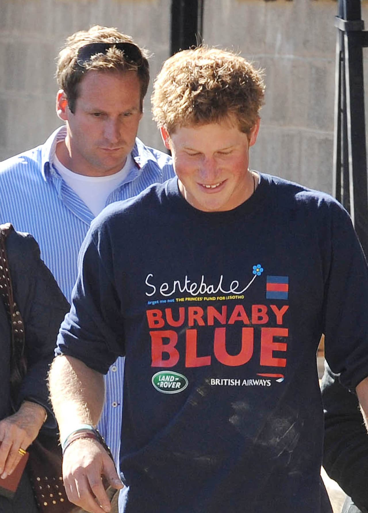 Larcombe (atrás de Harry en la foto) dijo que el príncipe ha cambiado el manejo de las cosas a medida que ha crecido.