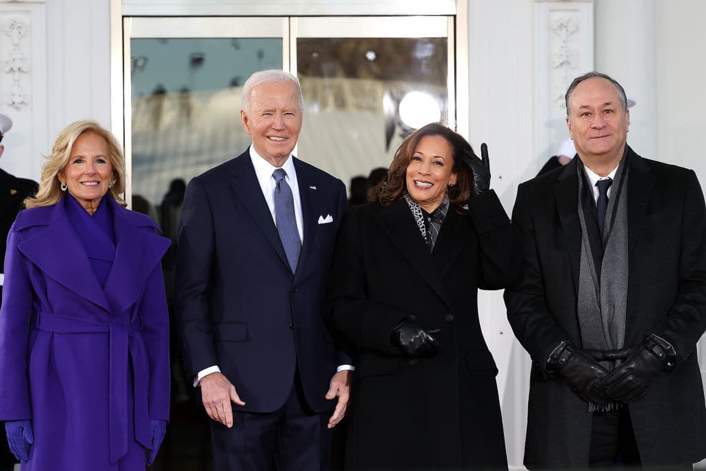 La primera dama de EEUU, Jill Biden, el presidente, Joe Biden, la vicepresidenta, Kamala Harris, y su esposo, Doug Emhoff, a las afueras de la Casa Blanca este 20 de enero de 2025.
