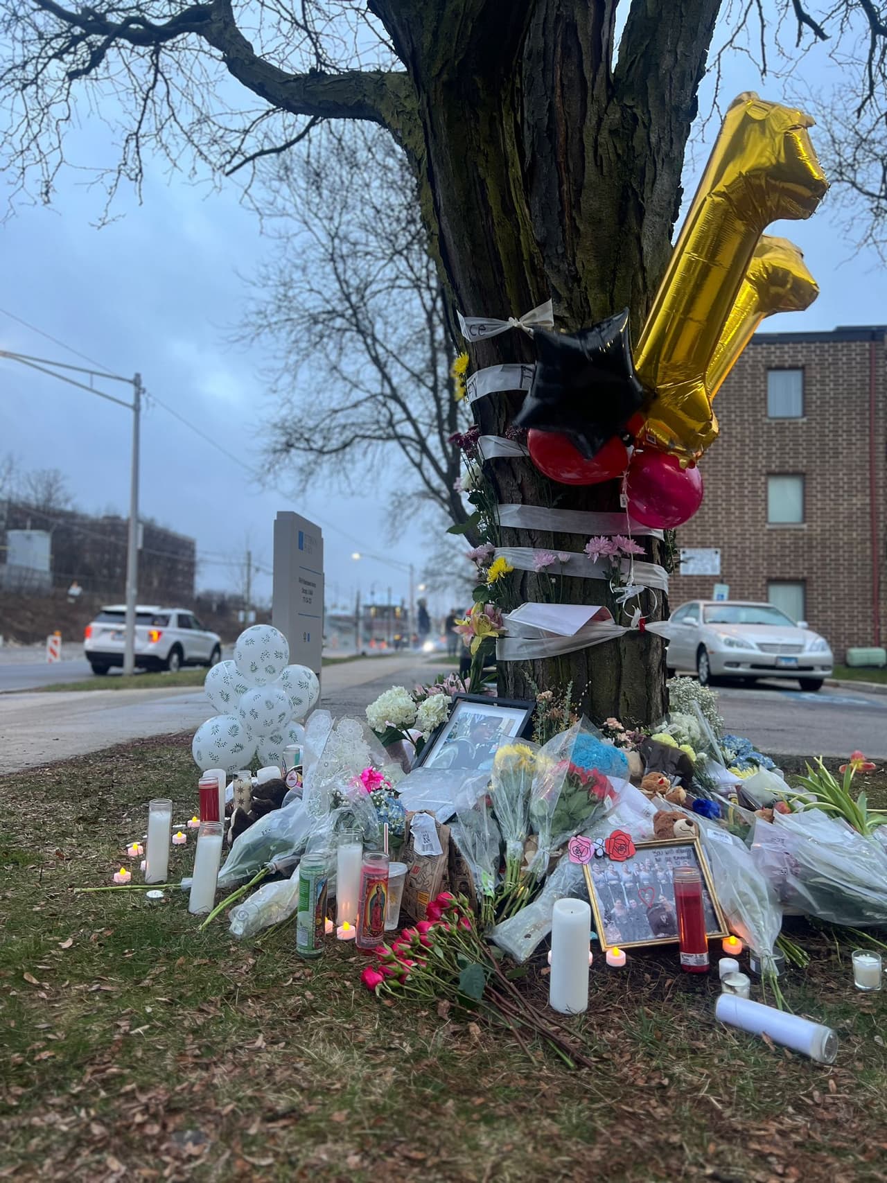 Los asistentes de la vigilia incluyeron desde sus compañeros de clase, hasta padres de sus compañeros que se unieron en lágrimas destacandolo como un ser humano inigualable.