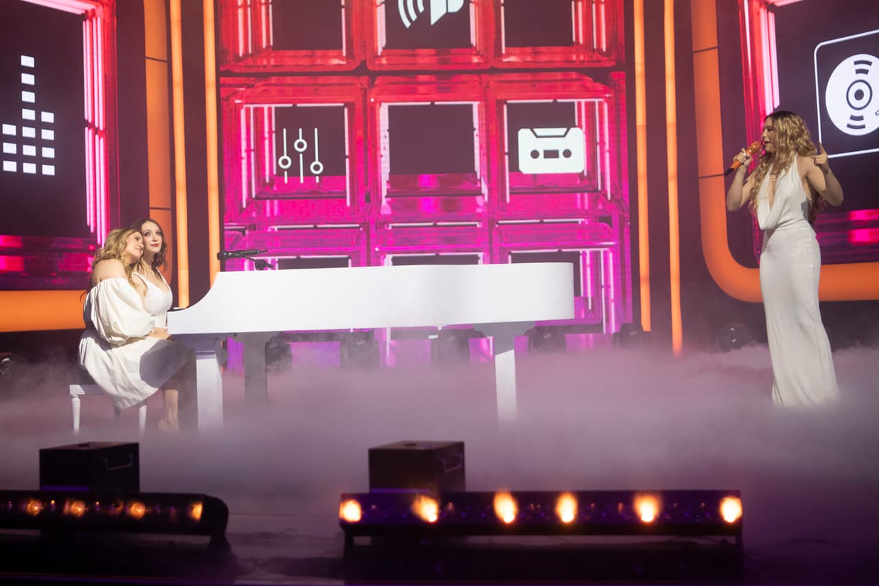 El momento emotivo de la noche estuvo a cargo de Mía Rubín quien invitó a su mamá Andrea Legarreta al escenario y le cantó el tema 'I Have Nothing'.