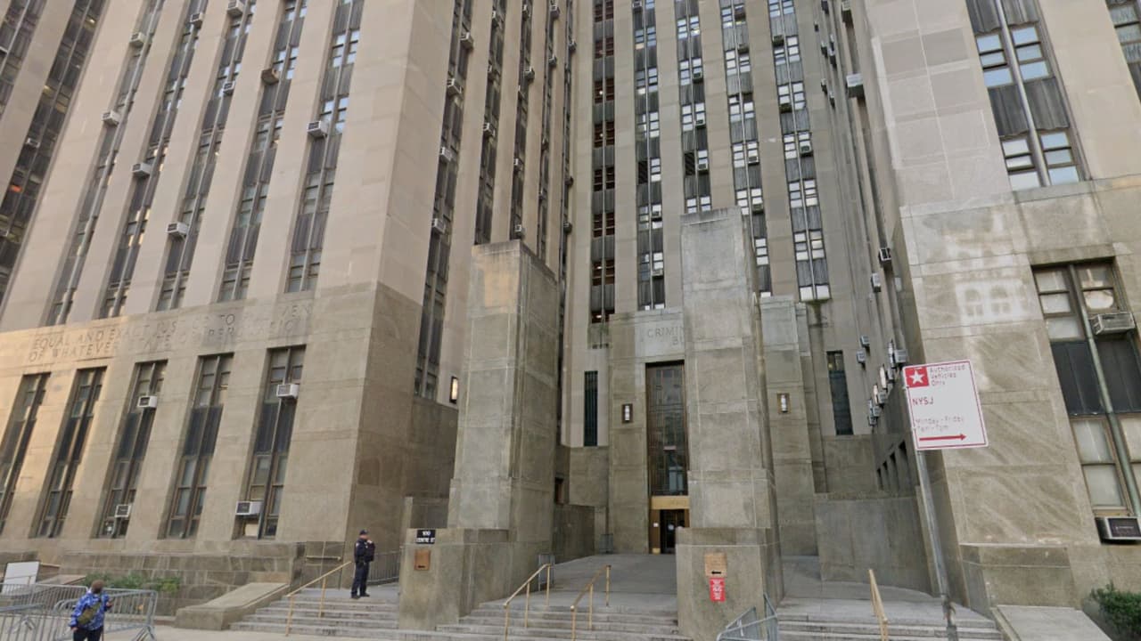 Ataque a puñaladas contra dos oficiales del control de seguridad de tribunal en Manhattan 