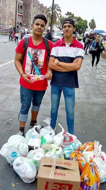 Gracias a esta iniciativa a la que se han ido sumado decenas de jóvenes, de entre 14 y 28 años, el efecto se ha ido multiplicando y ya han entregado más de 1,500 bolsas en sólo 48 horas y esperan seguir ayudando a más gente.