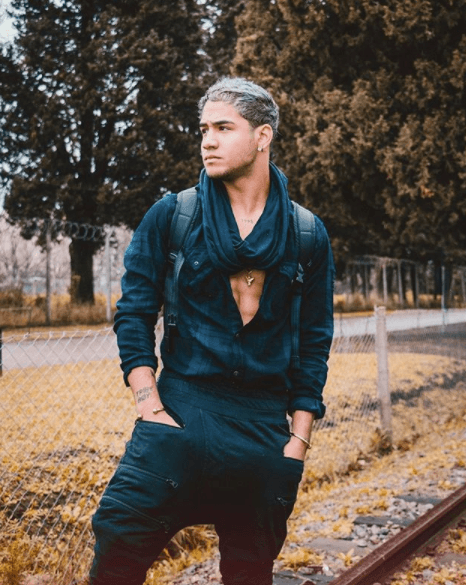 Ahora luce un platinado que depende cómo lo mires, puede verse gris.