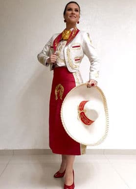 No importa que sea italiana, Laura Pausini porta con orgullo el traje nacional mexicano en un elegante modelo que costó más de 50 mil pesos.