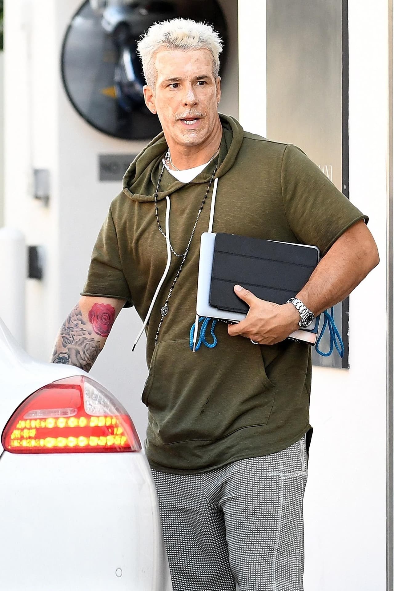 Fernando, entre tanto, no luce tan despampanante como su exmujer y, de hecho, muchas fans aseguran que su nuevo look con el pelo platinado y tatuajes por todas partes no le favofrece nada.