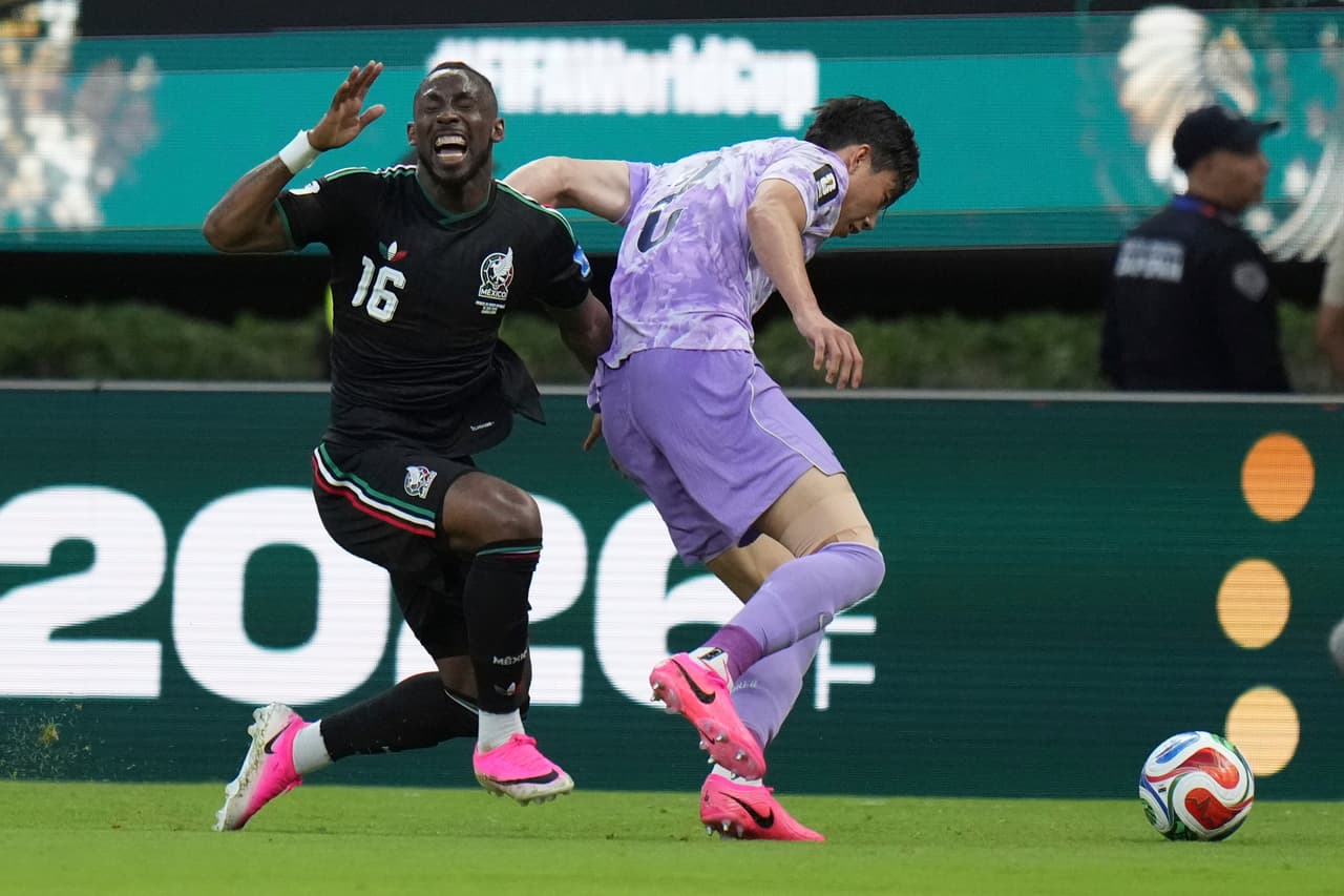 El mexicano Julián Quiñones (16) reacciona mientras disputa el balón con el surcoreano Lee Han-beom (2) durante el partido de fútbol del Grupo A de la Copa del Mundo entre México y Corea del Sur en Zapopan, cerca de Guadalajara.