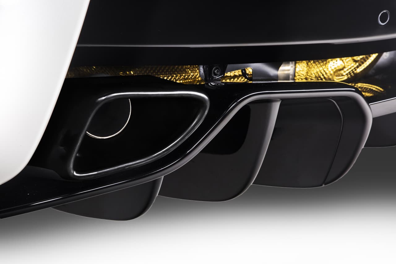 El McLaren 570GT by MSO Concept cuenta con un sistema de escape exclusivo de MSO hecho de titanio que es 30% más liviano que el sistema regular de acero inoxidable. El sistema emite un tono de motor que aumenta en riqueza y carácter. Las cubiertas de calor del escape están cubiertas por un terminado nitrato de titanio dorado, visible a través de los ductos traseros, que cambia a un color azul purpura a medida que se calienta con el uso.