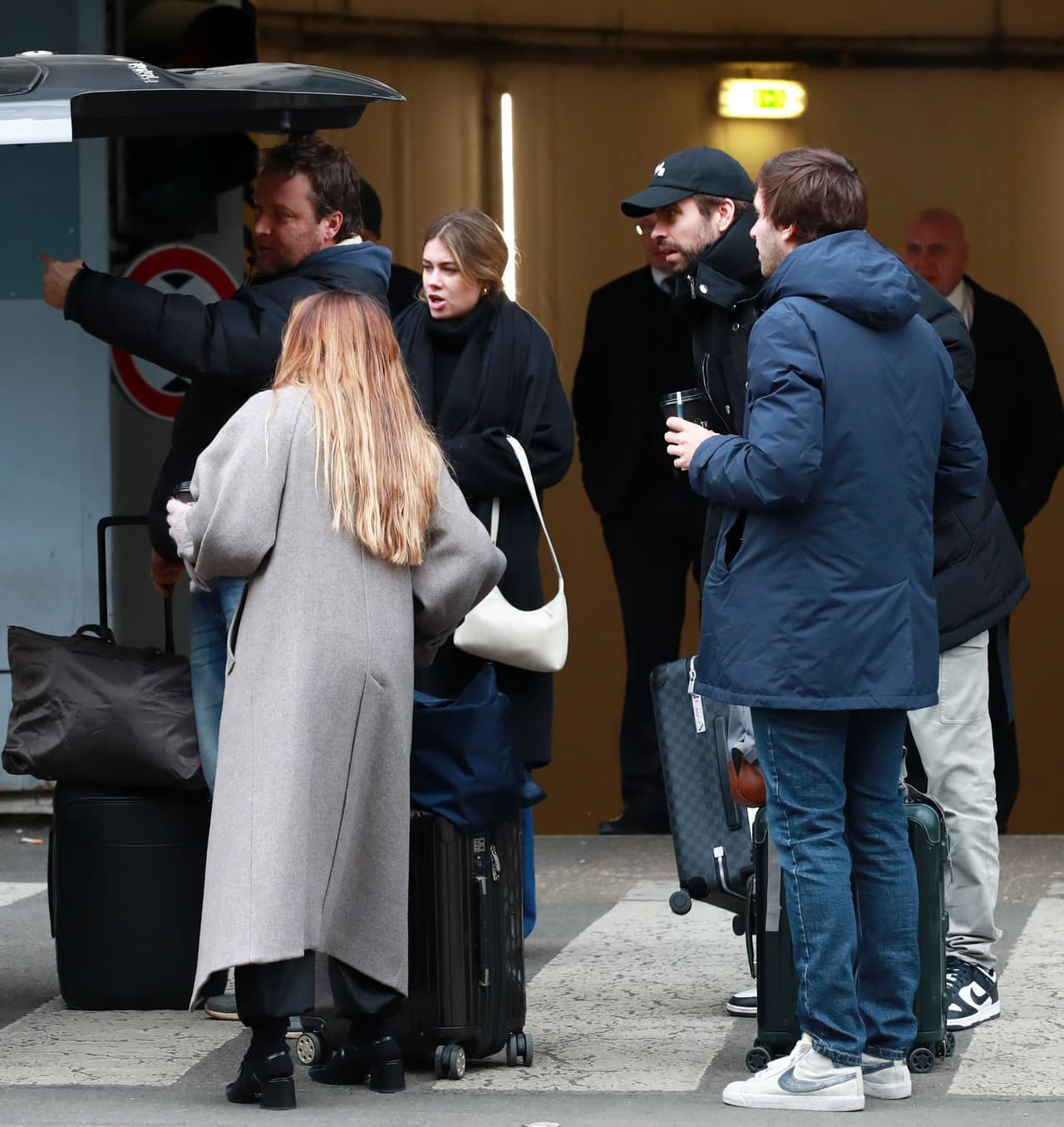 “Miradas y gestos de cariño de las que fueron partícipes el hermano de Piqué, Marc, y su mujer”, se expresa en el reporte de El Nacional de Catalunya.
<br>