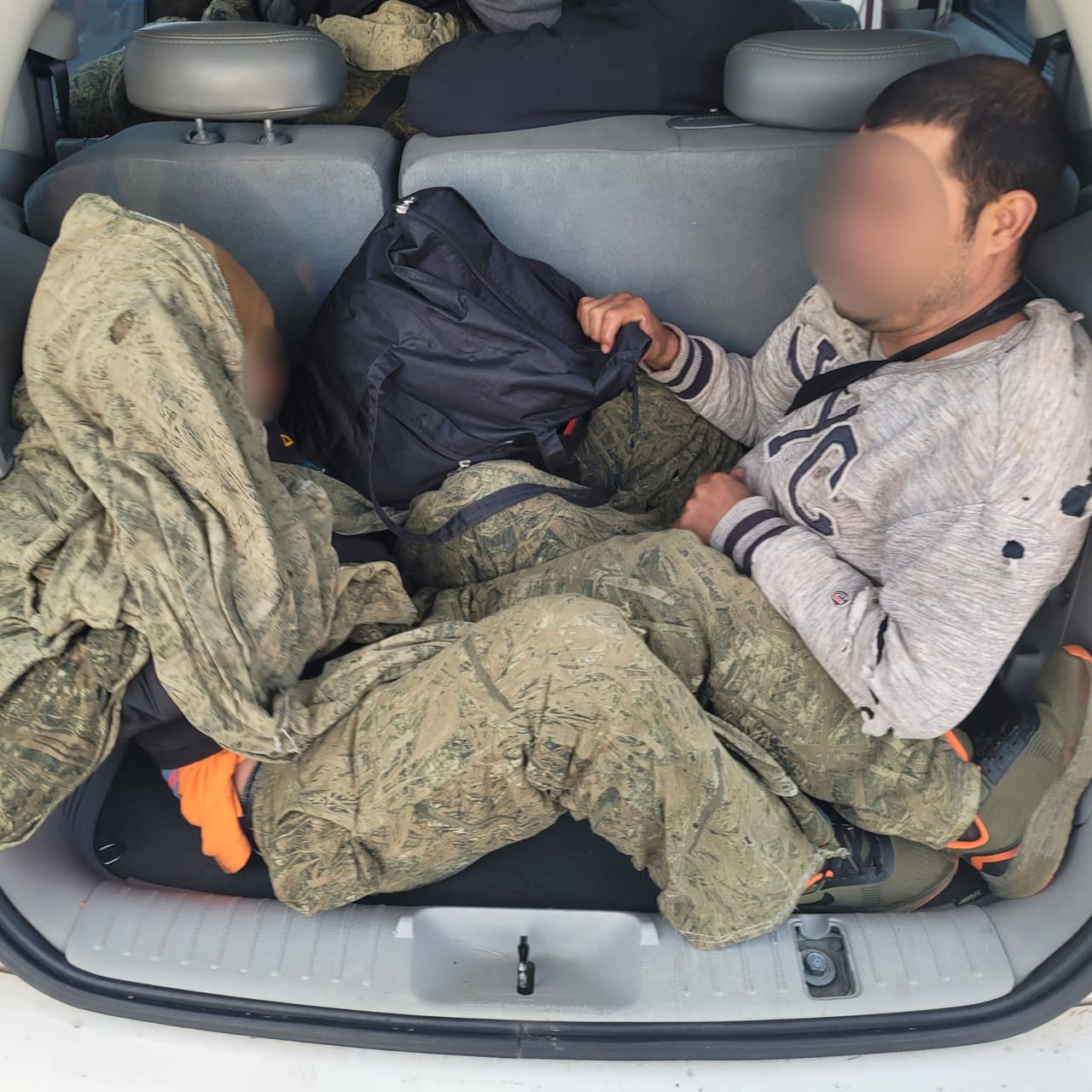 Un vehículo SUV fue detenido por un agente de la estación Douglas después de eludir un puesto de control. En el área de carga llevaba dos inmigrantes, escondidos en el maletero.