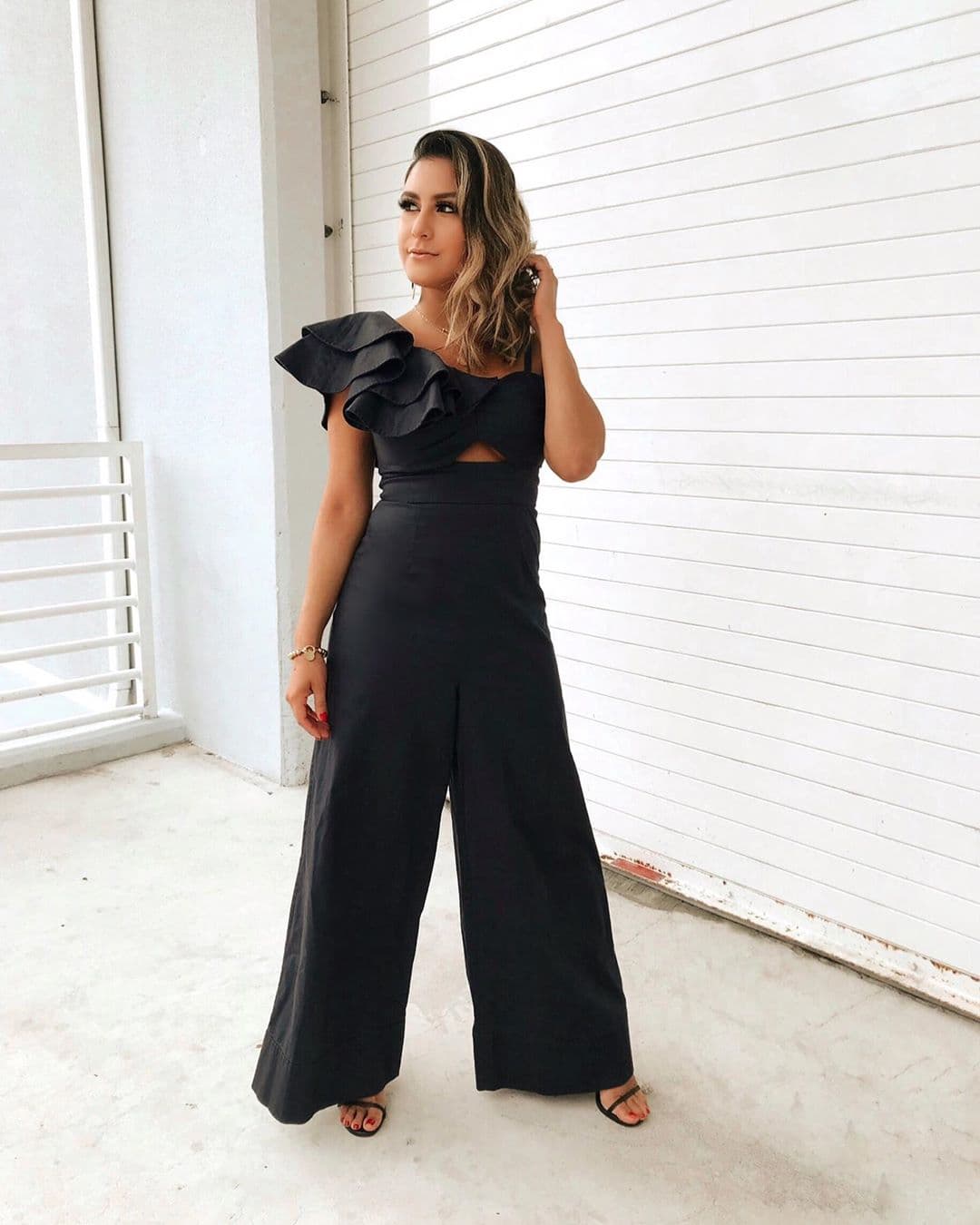 La conductora venezolana muestra cómo destacar en ocasiones más formales con este look en negro.