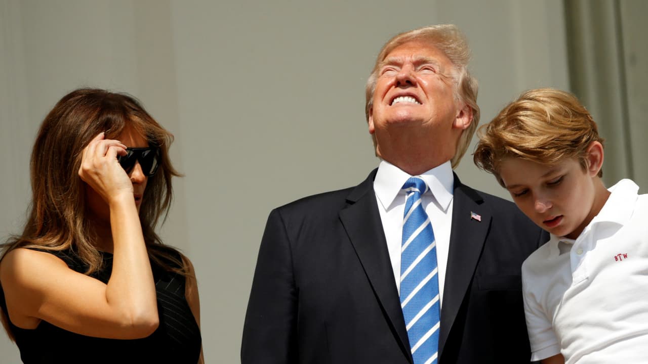 <b>Como cualquiera.</b> La decisión que tomó Donald Trump de mirar el eclipse solar con el ceño fruncido no fue la mejor idea, por lo peligroso que eso es para los ojos. Sin embargo, al mirar el fenómeno sin ningún instrumento expresaba su capacidad de hacer las cosas como un ciudadano corriente, que no espera ninguna ayuda.
<br>