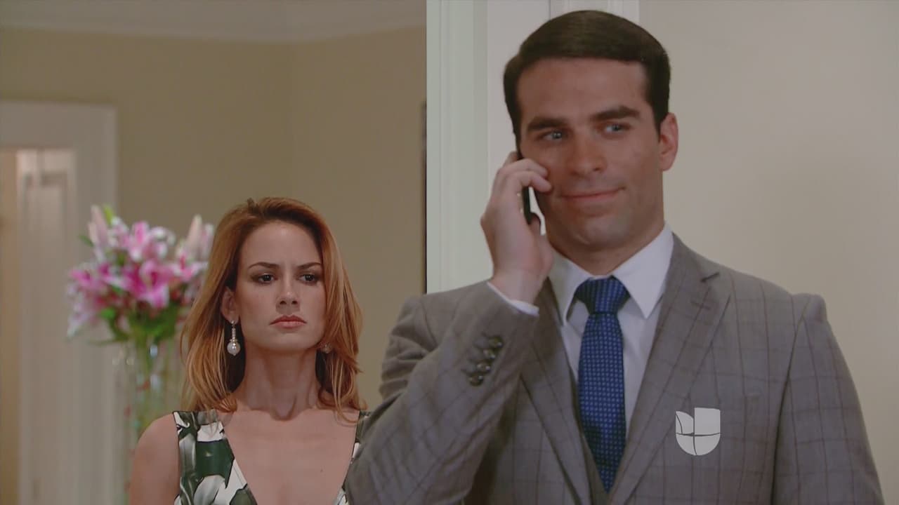 Consuelo sospecha que su marido tiene una amante, pues recibe llamadas muy sospechosas.