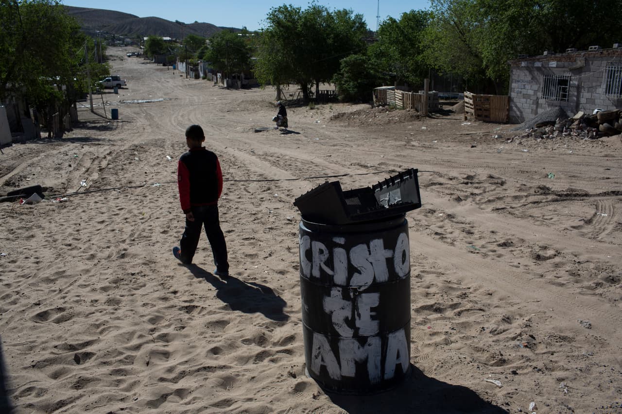 Un niño se aleja del basurero municipal donde tiro la carcaza de un televisor, el barrio de Anapra de Ciudad Juárez, México. 30 de marzo de 2017.
<br>