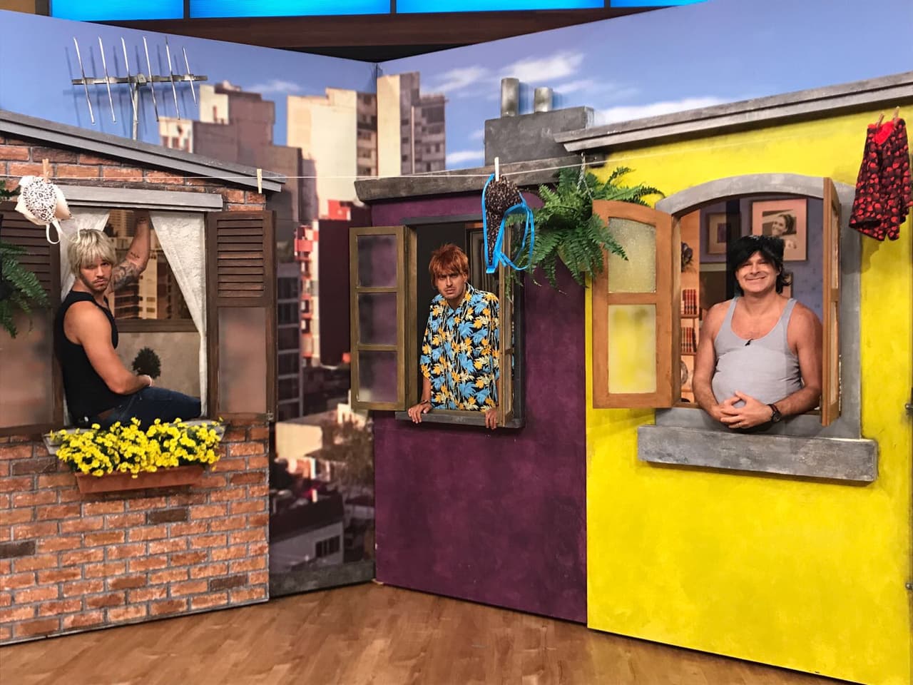 Tampoco faltan los galanes del barrio, como podemos ver hay para todos los gustos.