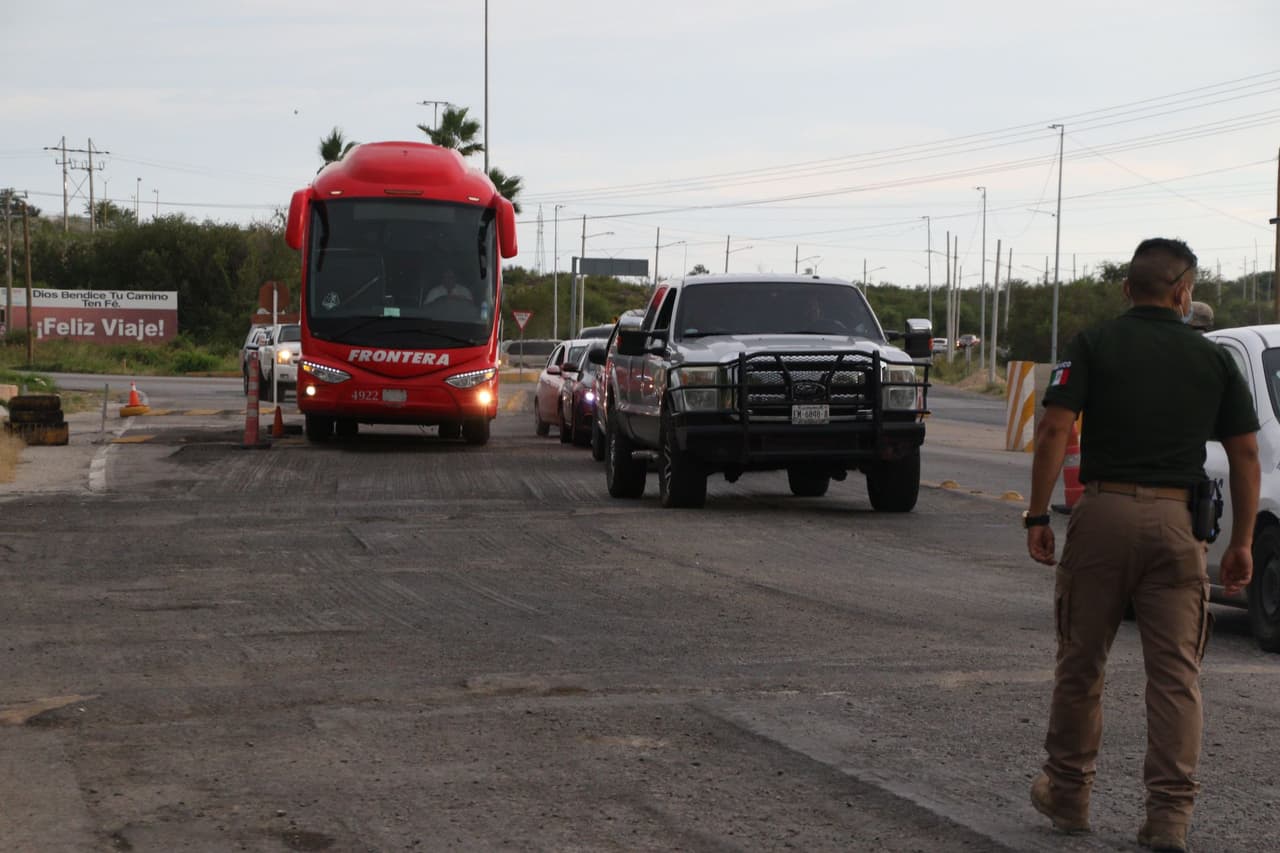 Pero esa misma noche, la Oficina de Aduanas y Protección Fronteriza de Estados Unidos anunció que la entrada del puente internacional cerraría temporalmente.