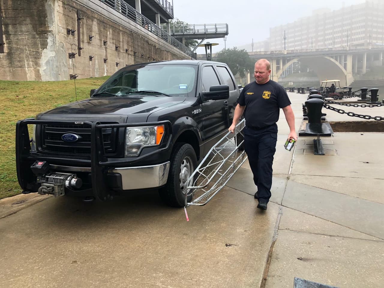 Detectives de la División de Homicidios de la Policía de Houston fueron despachados a la cuadra 1000 de la calle Commerce, cerca de la intersección con San Jacinto St, en el centro de la ciudad tras el reporte de un cuerpo flotando en el arroyo Buffalo. “Hemos recuperado el cuerpo, pero no tenemos más información de este caso hasta ahora. La investigación está en curso”, se lee en un tuit de la agencia.