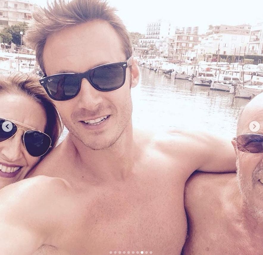 "Fuimos a urgencias el día 16 (de marzo) con mi padre con mucha tos, grandes dificultades para respirar y una fiebre muy alta con la que 
<b>casi no se podía tener en pie</b>", relató al medio.
<br>