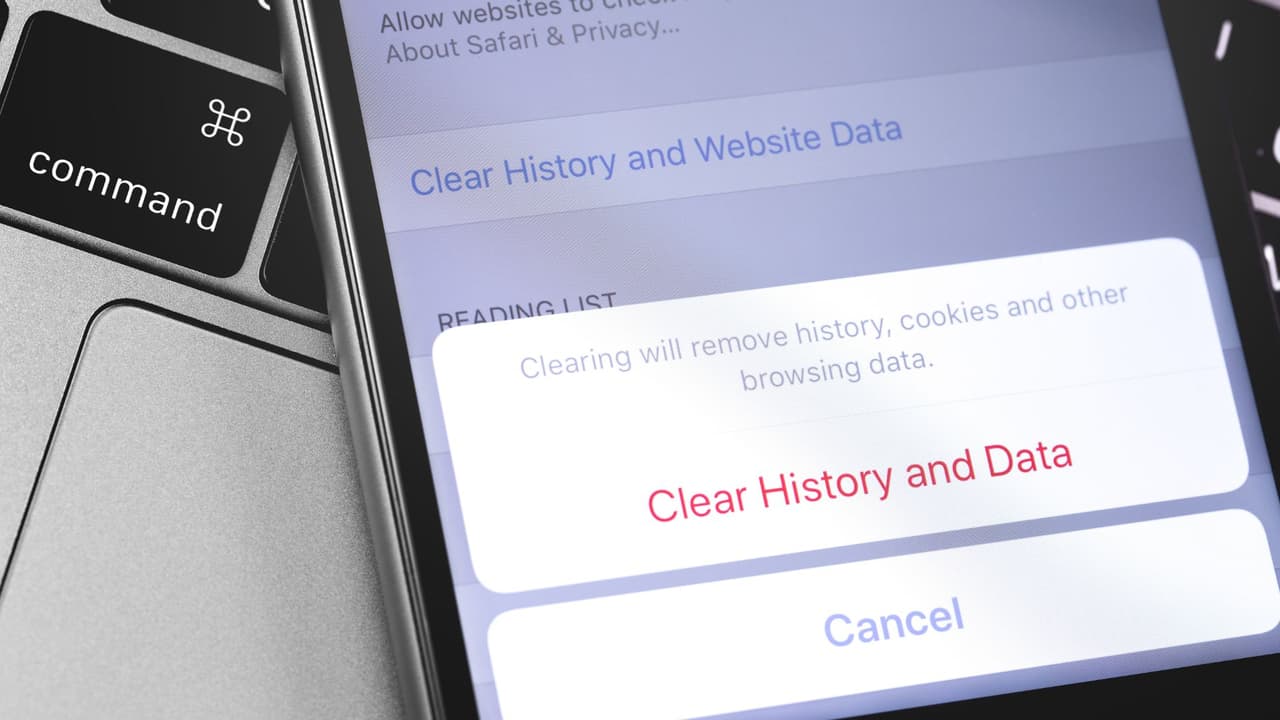 <h3 class="cms-H3-H3">Cookies y caché: los rastros que deja tu navegación en línea</h3> Las cookies no son galletas, aunque también dejan migas. Son 
<b>pequeños archivos que guardan tus preferencias</b>: idioma, carrito de compras, inicio de sesión, cada vez que entras a Internet. 
<br>El caché (el depósito en tu celular o computadora), en cambio, 
<b>guarda copias temporales de las páginas para que carguen más rápido</b>. Ambas cosas facilitan tu navegación en Internet, pero 
<b>con el tiempo se acumulan</b>. Si tu navegador se comporta raro, más lento, una buena limpieza de cookies y caché 
<b>suele arreglarlo todo.</b>
