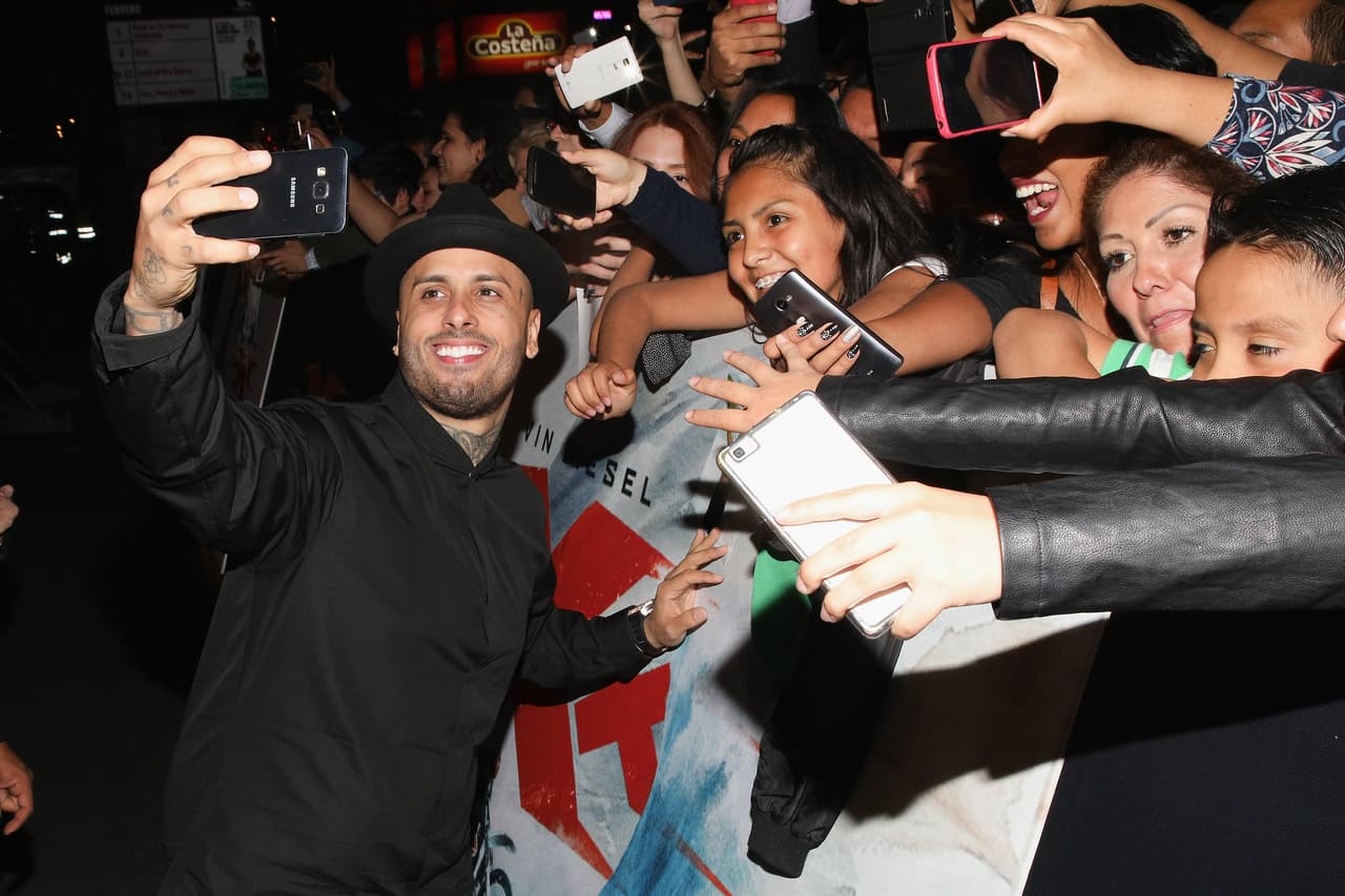 Nicky Jam, que este mes también estrena su producción musical, no tuvo reparos en tomar él mismo las 'selfies' con sus fans.