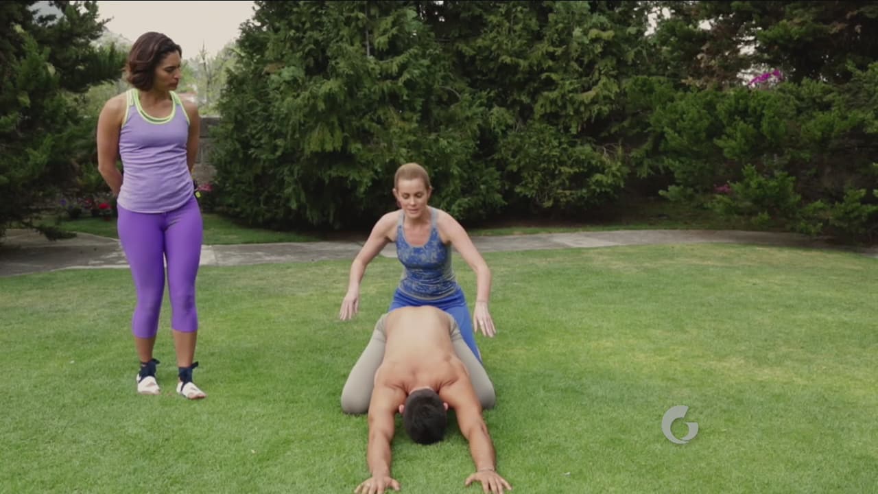 A continuación, debes colocarte sobre tu pareja, tu pelvis debe estar a la altura de su espalda baja.