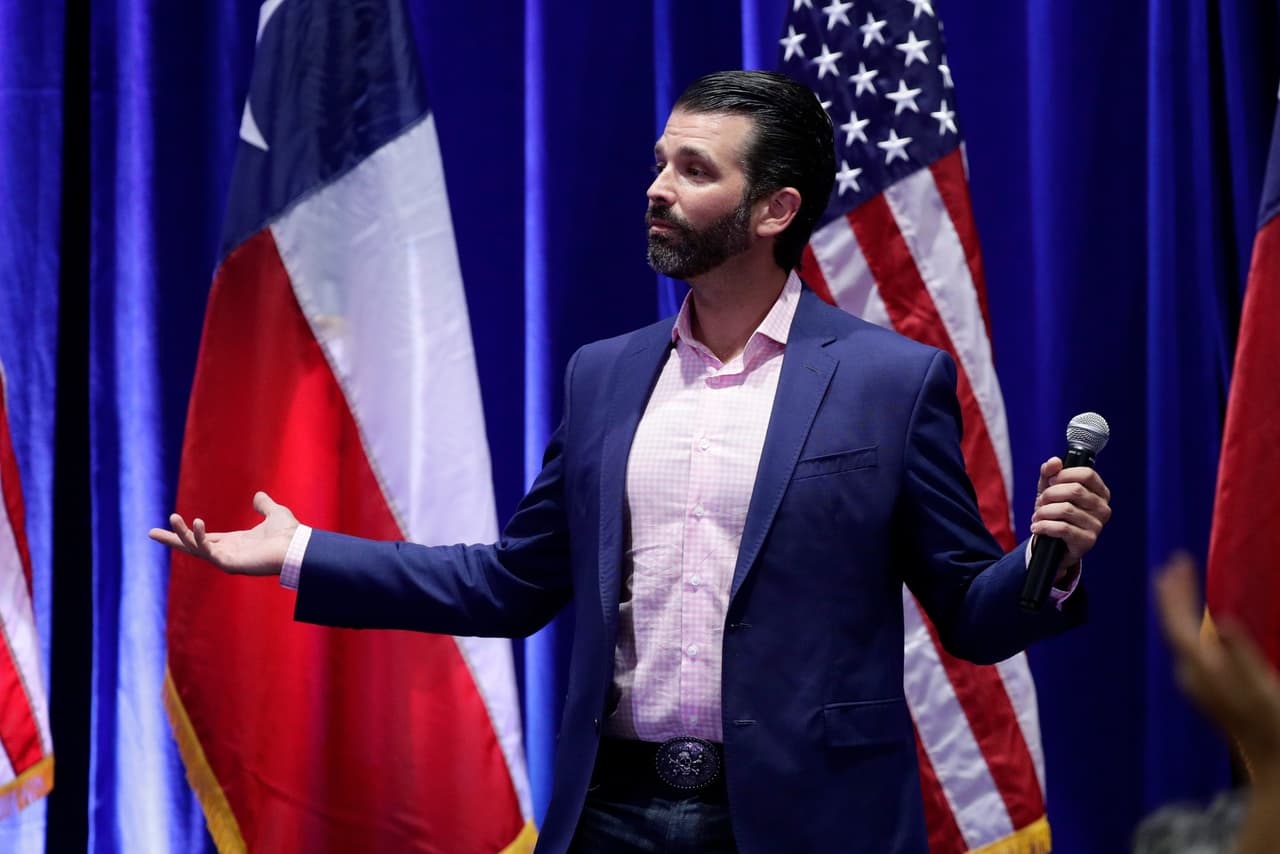 Donald Trump Jr. habla con seguidores de su padre, el presidente Trump, durante un panel de discusión en San Antonio el mes pasado.
