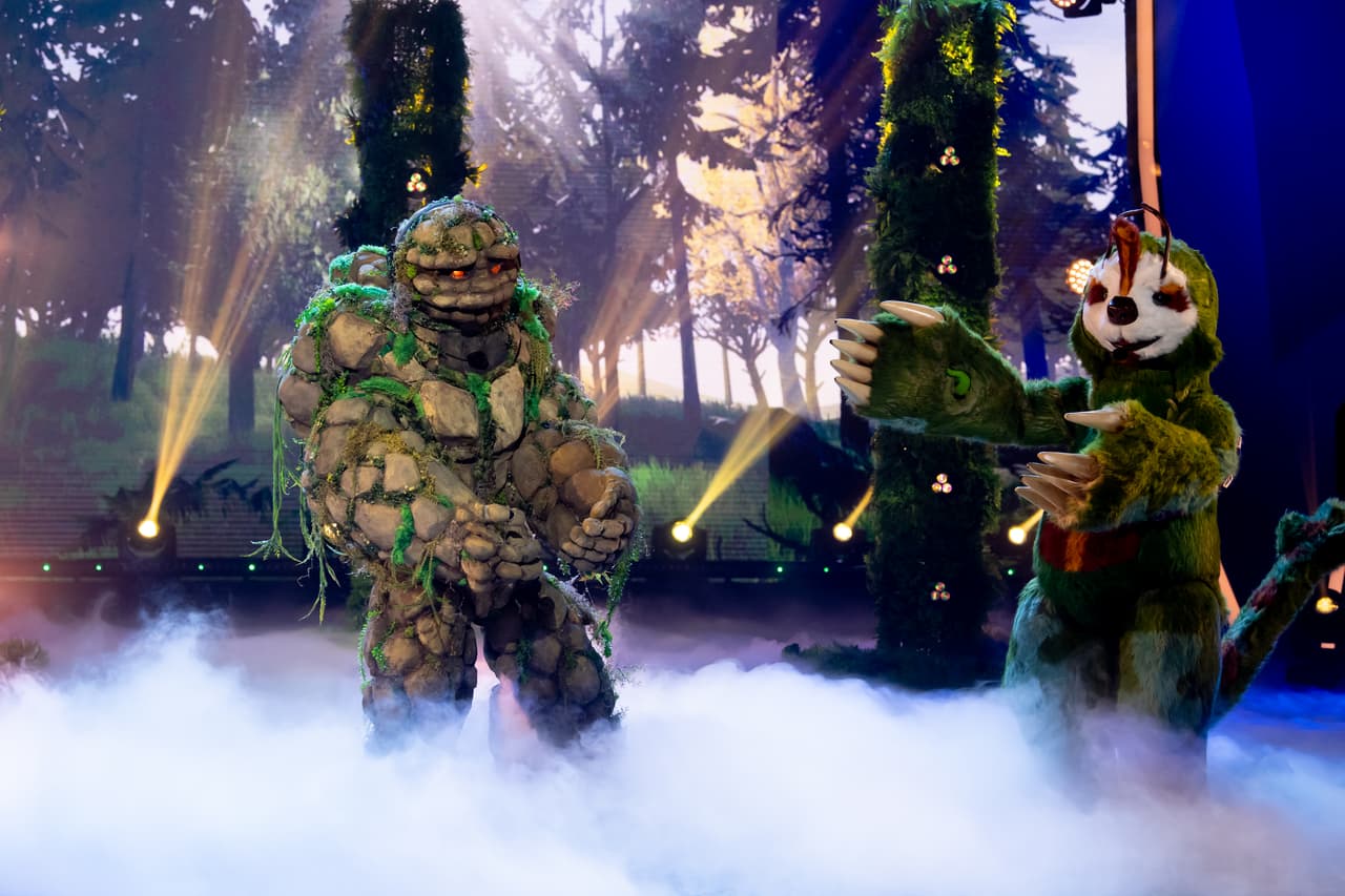 El elegido fue Perezoso y juntos cantaron ‘Hoy Tengo Ganas De Ti’, fue en ese momento cuando descubrimos que parecía que era una mujer quien se encontraba tras la máscara de Hombre de Piedra. A petición de este personaje los investigadores emitieron el voto sobre su identidad de forma secreta y antes de irse sacudió el foro en un par de ocasiones.