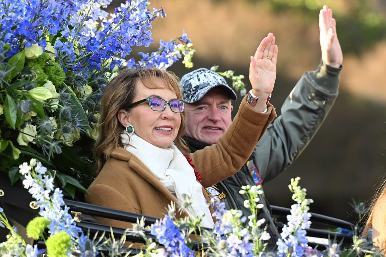 La Gran Mariscal del 134° Desfile de las Rosas en Pasadena fue la excongresistas Gabby Giffords quien desfiló en una carroza al lado de su esposo Mark Kelly.
