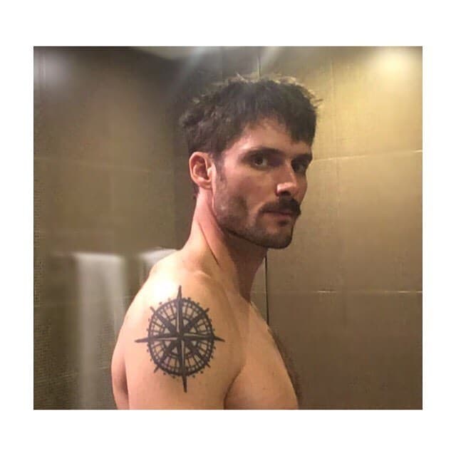 Sobre los tatuajes que presume en sus redes sociales aseguró, en un videochat hace más de dos años: "Tengo las fechas de nacimiento de mis hijos. También tengo el nombre de mi mujer”. En tanto a la rosa de los vientos plasmada en su brazo detalló en el mismo espacio: "El significado tiene que ver con no perder el norte".