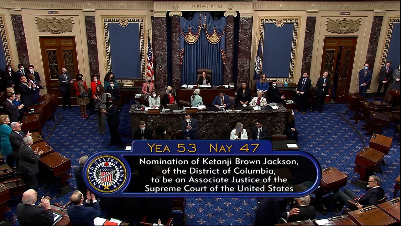 Esta imagen de la transmisión oficial de televisión del Senado, se muestra el conteo final de votos de 53 a 47. Los tres republicanos que se unieron a la bancada demócrata fueron: Susan Collins, de Maine; Lisa Murkowsky, de Alaska, y Mitt Romney, de Utah. Previamente los tres habían votado para cerrar la votación y antes para sacar la nominación del Comité Judicial, donde quedó "estancada" con un empate de 11 votos.
<br>
