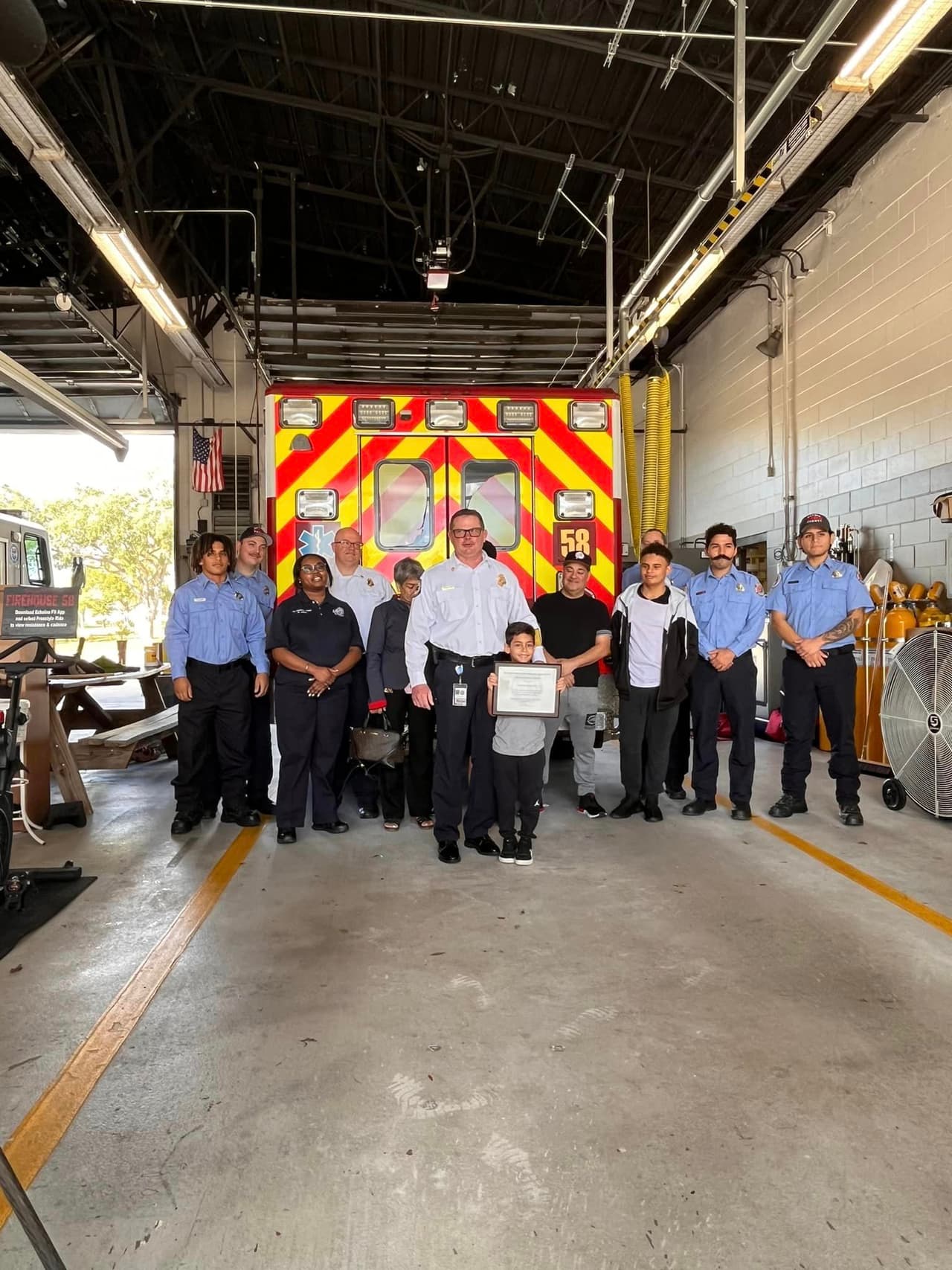 James llamó al 9-1-1 y se mantuvo "calmado" en la línea hasta que los socorristas llegaron y ayudaron a su abuela.