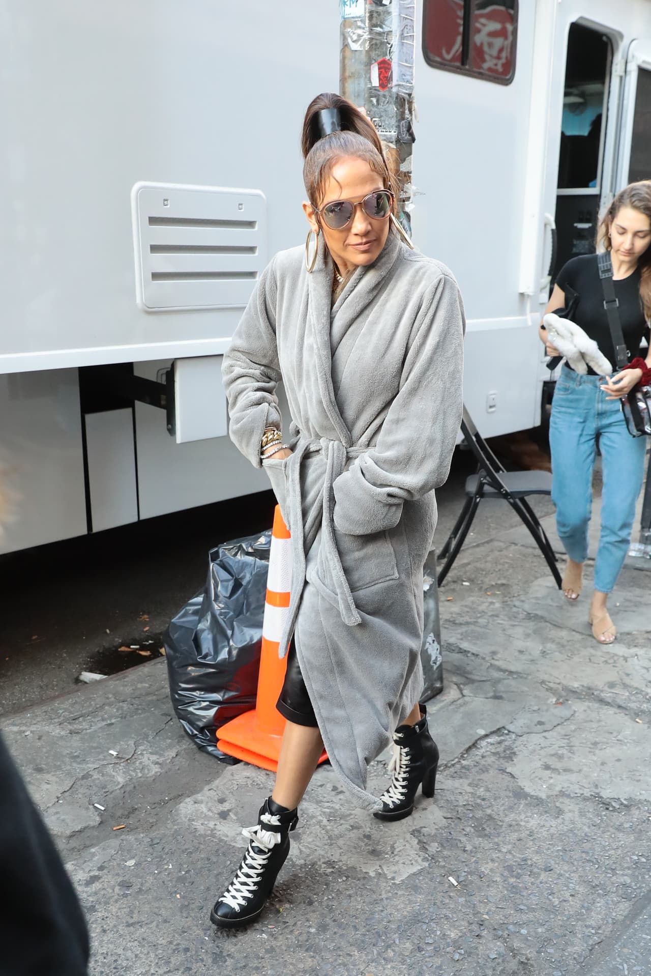 Temprano en el día, Jennifer López protegía con celo su atuendo.