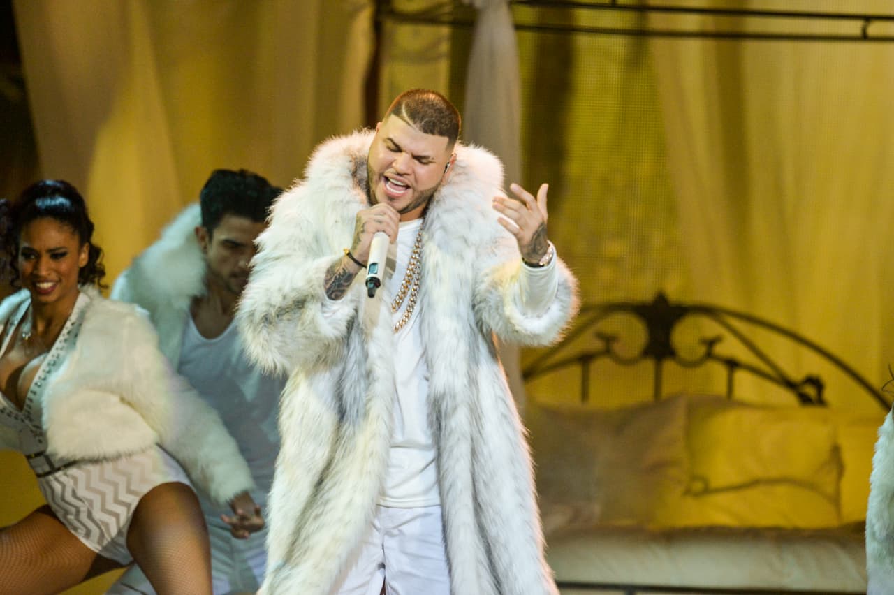 Farruko subió por tercera vez al escenario esta vez para presentar su sencilo 'Obsesionado'.