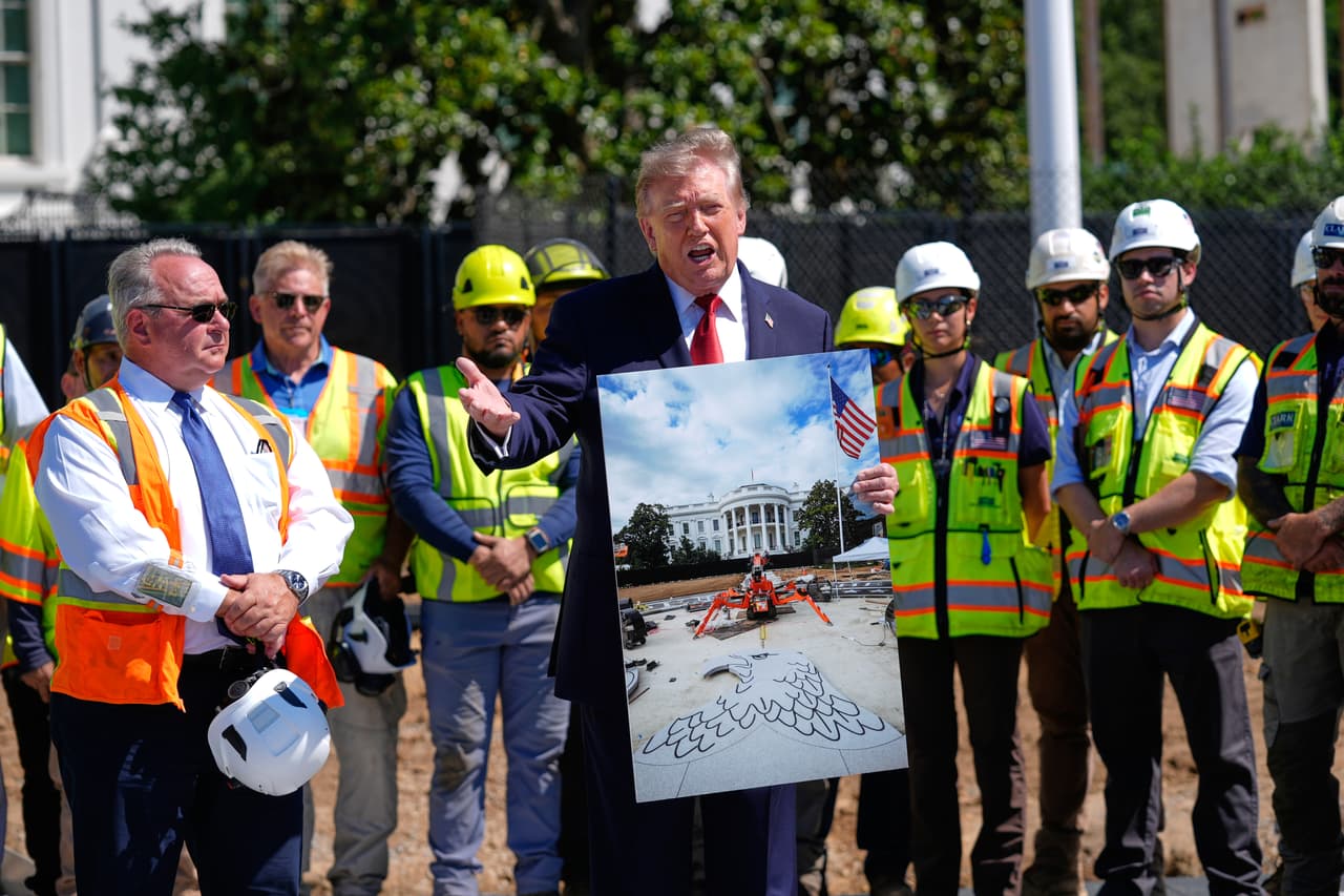 El presidente Donald Trump habla frente a la Casa Blanca el miércoles 19 de agosto de 2026 en Washington, en el lugar de construcción de la nueva zona de aterrizaje para helicópteros en el jardín sur de la Casa Blanca.