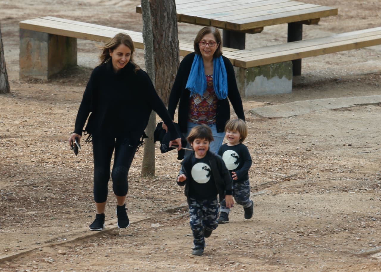 <b>Milan</b> y 
<b>Sasha</b> son un poco traviesos y les encanta correr para que sus abuelas los alcancen.