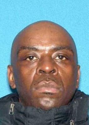 <h3 class="cms-H3-H3">Dennis M. Cunningham</h3>
<br>
<br>A sus 53 años, este delincuente convicto está prófugo por la muerte a tiros de un hombre en Irvington, Nueva Jersey, el 12 de mayo de 2017. 
<br>
<br>El FBI asegura que Cunningham tiene vínculos con Irvington y Newark, en Nueva Jersey, y con Easton, en Pensilvania.
<br>