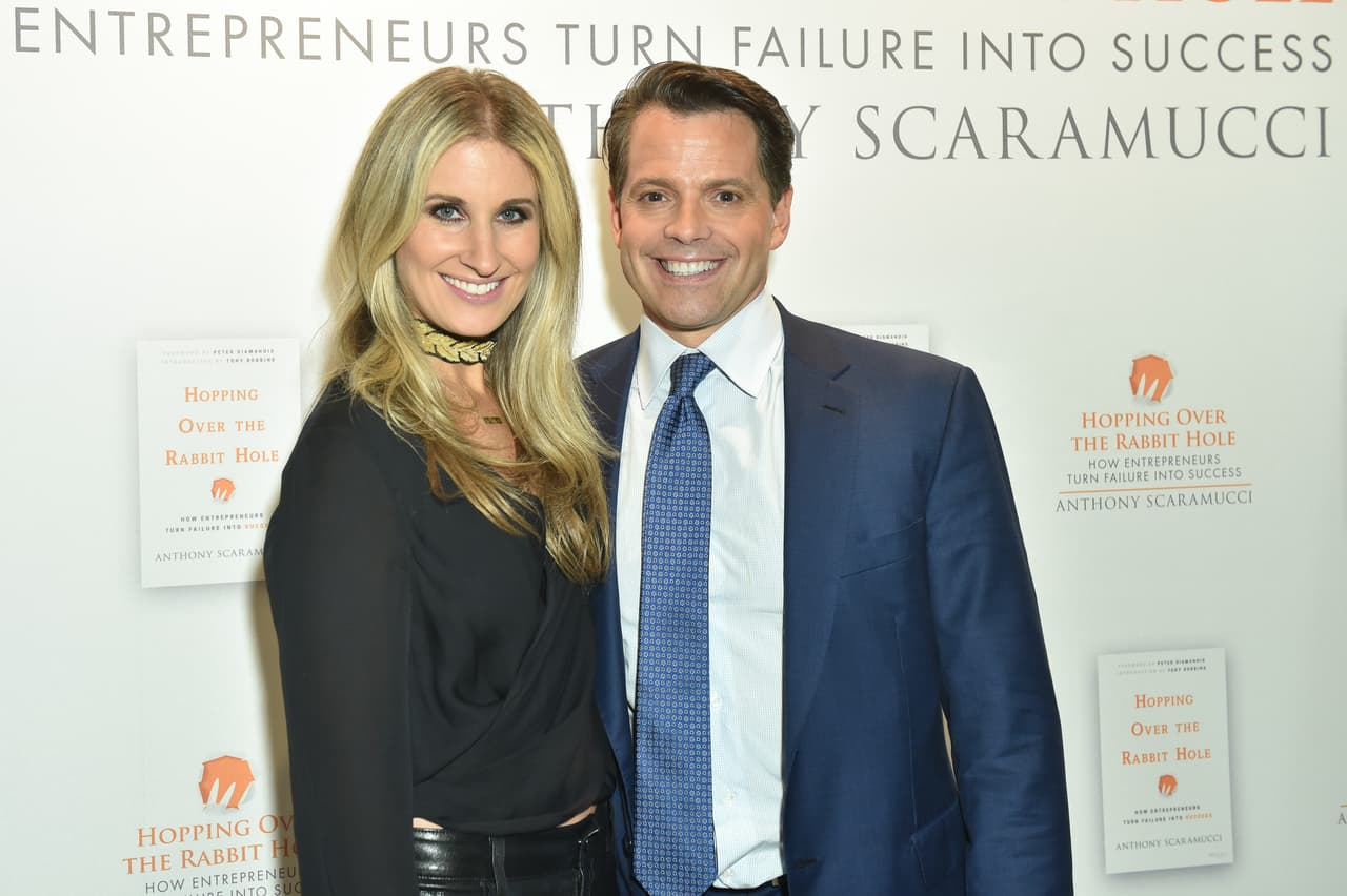 <b>Un divorcio y un hijo. </b>Julio fue un mes intenso para Scaramucci, no solo en lo laboral sino también en lo personal. Su esposa Deidre Ball estaba embarazada de 9 meses y dio a luz al segundo hijo de ambos apenas días atrás. Casi al mismo tiempo, la mujer de Scaramucci presentó los papeles de divorcio, según 
<b><a href=" http://pagesix.com/2017/07/28/anthony-scaramuccis-wife-files-for-divorce/" target="_blank">reportó primero Page Six</a></b>. No está claro si tuvo algo que ver si nueva posición en la Casa Blanca.