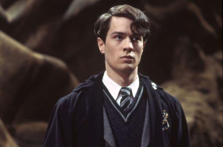 Tom Riddle tiene un nombre diferente en cada traducción de las películas, por ejemplo en francés, se llama Tom Elvis Jedusor: ‘Je suis Voldemort’.