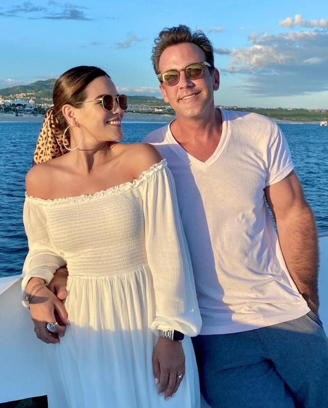 Para sorpresa de todos, en diciembre pasado, la conductora dio a conocer que 
<b><a href="https://www.univision.com/shows/el-gordo-y-la-flaca/en-secreto-y-por-lo-civil-karina-banda-y-carlos-ponce-le-cuentan-a-lili-estefan-los-detalles-de-su-boda" target="_blank">se había casado con Carlos en secreto y por lo civil</a></b> a mediados de año. "¡Tengo varios meses de ser la señora Ponce!", exclamó Karina con alegría en El Gordo y La Flaca.