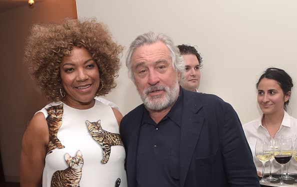 De acuerdo a New York Post, De Niro habló de manera "inusual" con los periodistas afuera de la corte civil de Manhattan en donde se lleva a cabo su proceso de divorcio de 
<b>Grace Hightower</b> (en foto), matrimonio que duró desde 1997 hasta 2018, cuando se inició el proceso de separación.