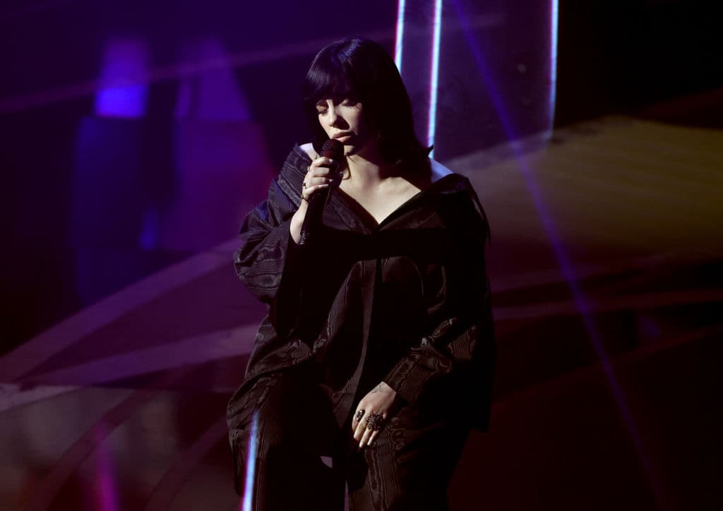 Billie Eilish cantando en los Premios Oscar 2022