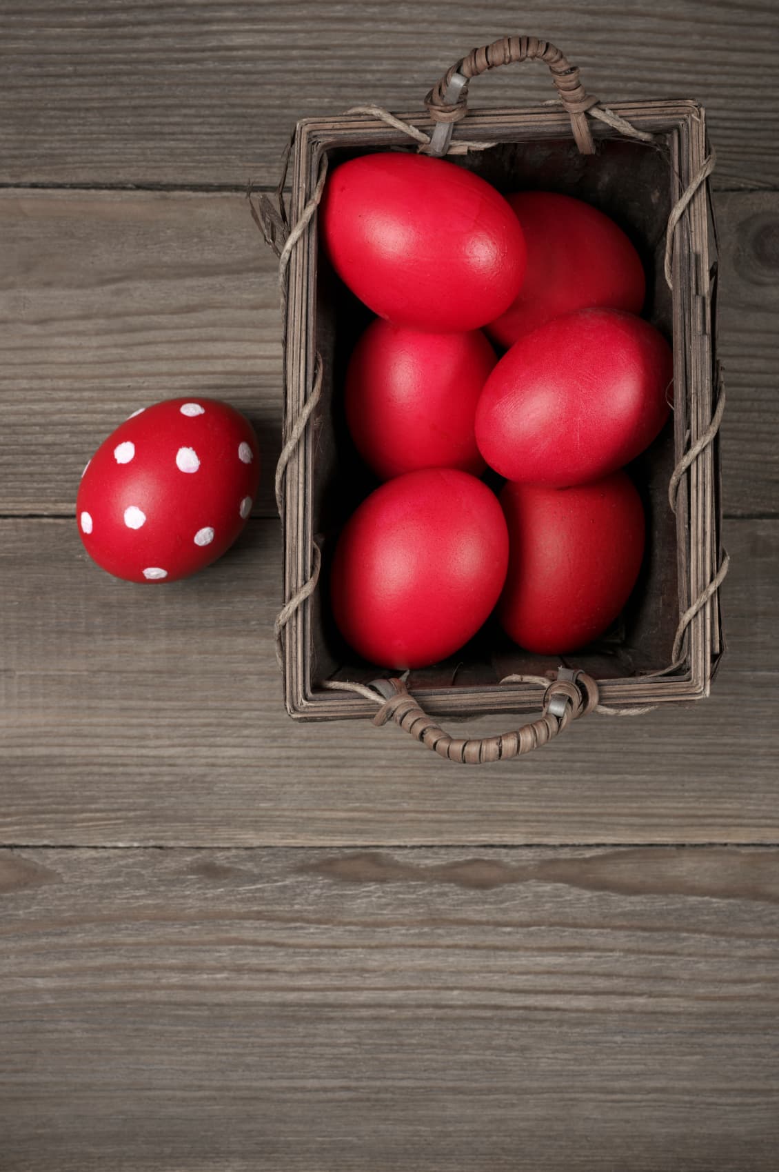 Una catarina (o mariquita): prueba dos combinaciones: pintar los huevos blancos con puntos rojos o pintar de rojo los huevos y luego ponerles puntos blancos. Si eliges la segunda opción, puedes sumergir los huevos en pintura o en agua con colorante (es el procedimiento más sencillo si planeas hacer una docena).