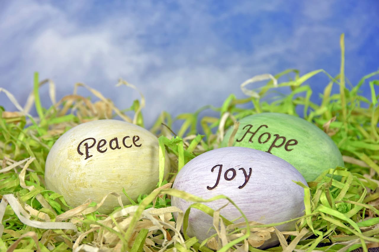 Buenos deseos: pinta los huevos con tus colores favoritos y escribe frases con tinta negra. También puedes no pintar los huevos y simplemente escribir haikus (esos poemas de estructura breve, sobre la naturaleza) sobre el cascarón.